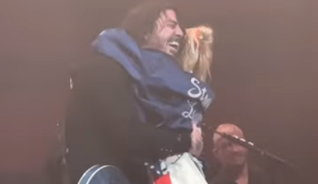 VIDEO: Hayley Williams se unió a Foo Fighters para interpretar «My Hero»