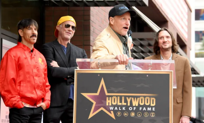 Red Hot Chili Peppers recibieron su estrella de la fama en Hollywood