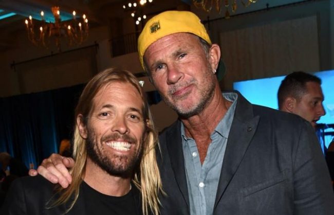 Red Hot Chili Peppers rinden tributo a Taylor Hawkins en vivo