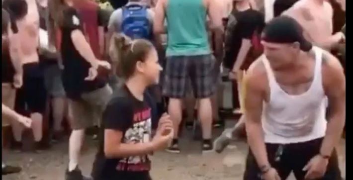 VIDEO: A niña le enseñan a hacer mosh en pleno concierto de metal