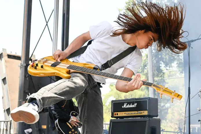 De Joy Division a QOTSA: Las cinco líneas de bajo favoritas de Tye Trujillo