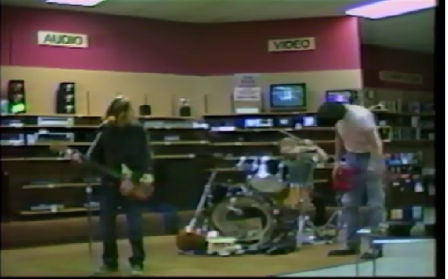 El día que Nirvana tocó «Paper Cuts» en una tienda de artículos electrónicos en 1988