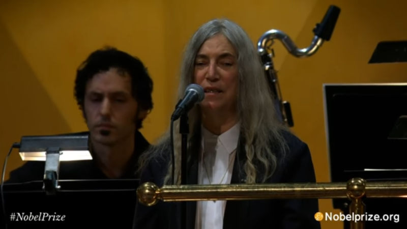 VIDEO: Patti Smith versionó «A Hard Rain’s A-Gonna Fall» de Bob Dylan en la ceremonia de los Premios Nobel
