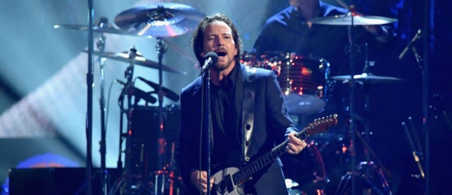 «Long Road»: Pearl Jam dedica tributo en vivo a Anthony Bourdain