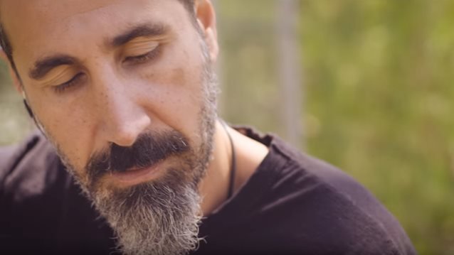 Serj Tankian es diagnosticado con Covid-19 y System of A Down posterga tour