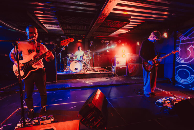 Soviet Soviet en Chile: un reencuentro intenso entre la melancolía post-punk y la pista de baile