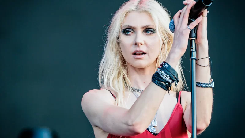 «Si AC/DC te pone un apodo, te lo quedas”: Taylor Momsen cuenta las bromas y el cumpleaños temático especial que le preparó AC/DC tras la mordida de un murciélago del año pasado