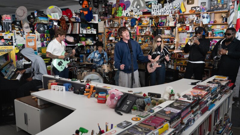 Brendan Yates y el primer crowdsurfing en la historia de Tiny Desk: Así fue la impresionante presentación de Turnstile en la plataforma de NPR