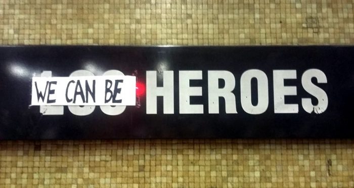 El día que el Metro Los Heroes «cambió de nombre» en honor a David Bowie